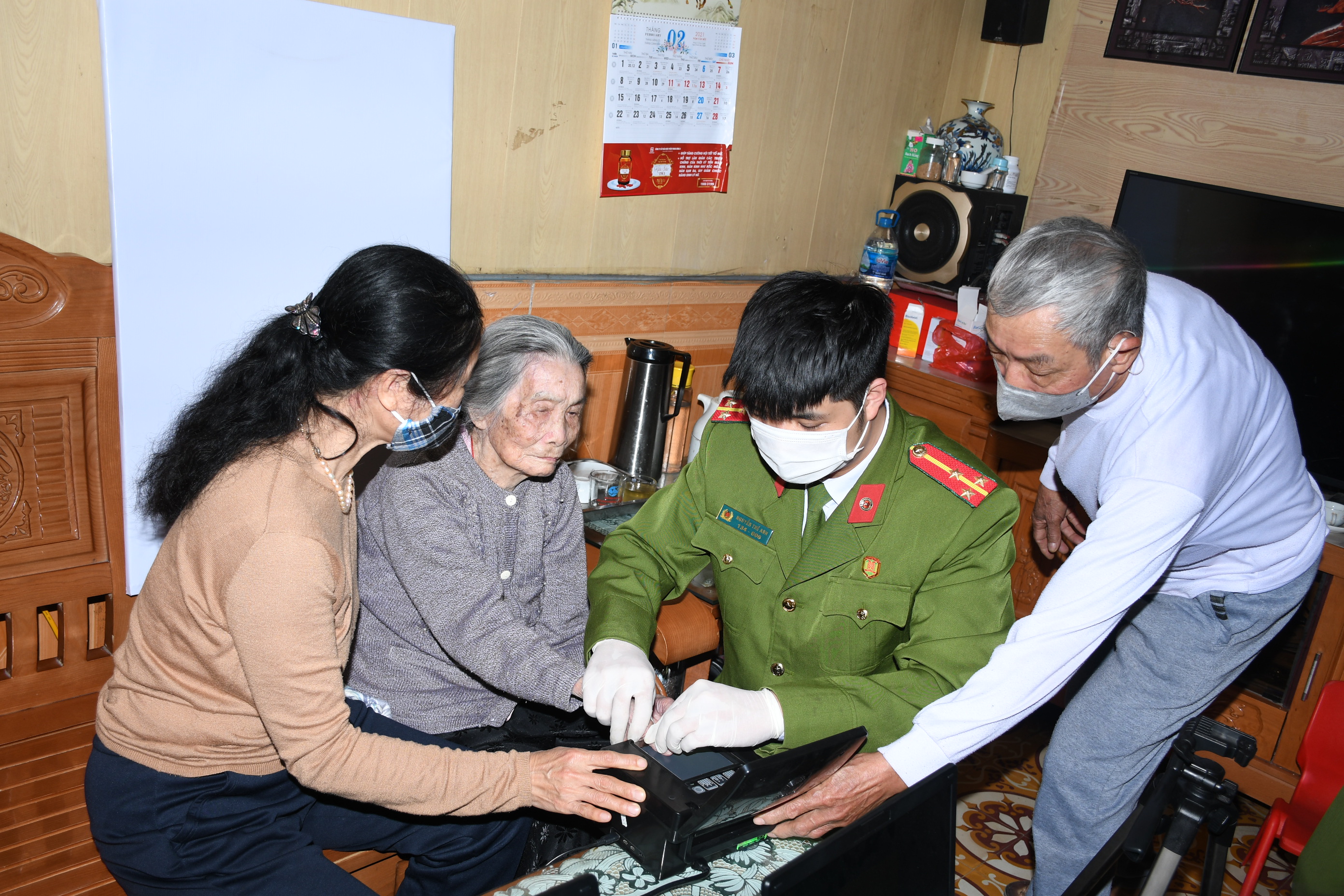 Công an quận Hồng Bàng: Cấp căn cước công dân lưu động cho hai Mẹ Việt Nam Anh hùng